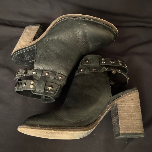 Circle G Fashion Shoes Womens 8 M Straps Round Toe Buckle Black P5180. 
Bin B13 - Picture 4 of 11